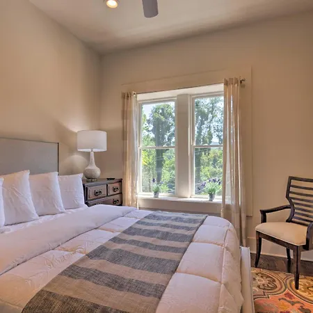 Modern Main St Apt In Downtown Waynesville!